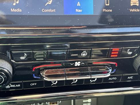 Used 2024 Jeep Grand Cherokee L Limited w/ Black Appearance Package image 24