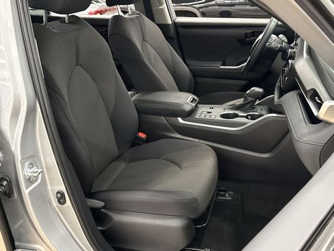 Used 2025 Toyota Highlander LE FWD image 30