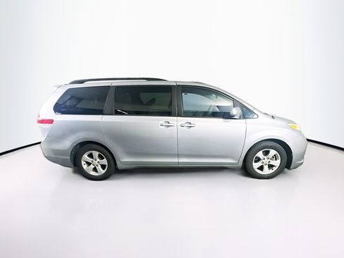 Used 2011 Toyota Sienna LE image 10