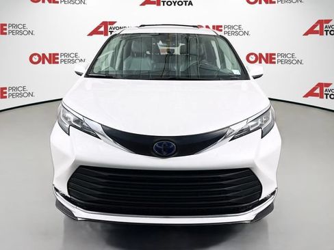 Certified 2022 Toyota Sienna XLE w/ XLE Plus Package FWD image 3