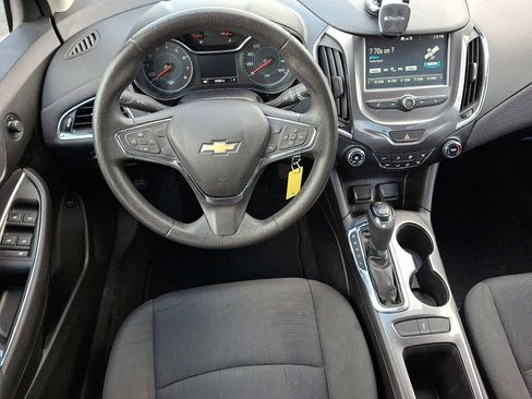 Used 2017 Chevrolet Cruze LT image 10