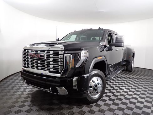 Used 2024 GMC Sierra 3500 Denali w/ Denali Reserve Package AWD/4WD image 2