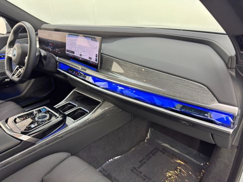 Used 2023 BMW i7 xDrive60 w/ Executive Package 2 AWD/4WD image 16