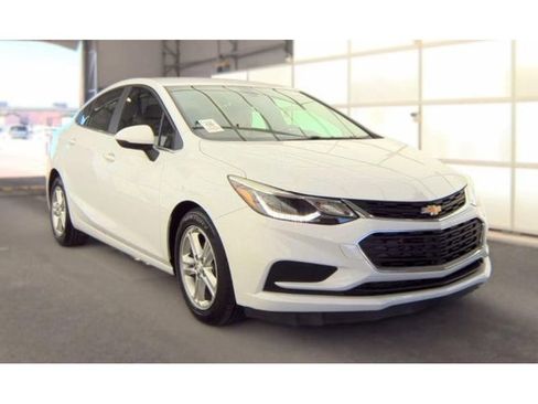 Used 2017 Chevrolet Cruze LT w/ Convenience Package FWD image 2
