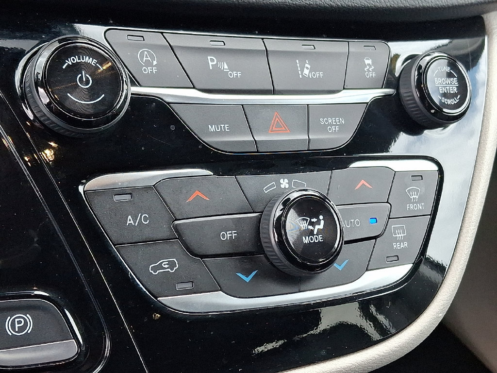 Used 2024 Chrysler Pacifica Touring-L FWD image 17