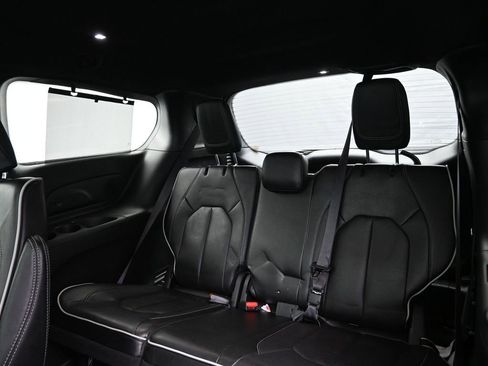 Used 2025 Chrysler Pacifica Limited image 32