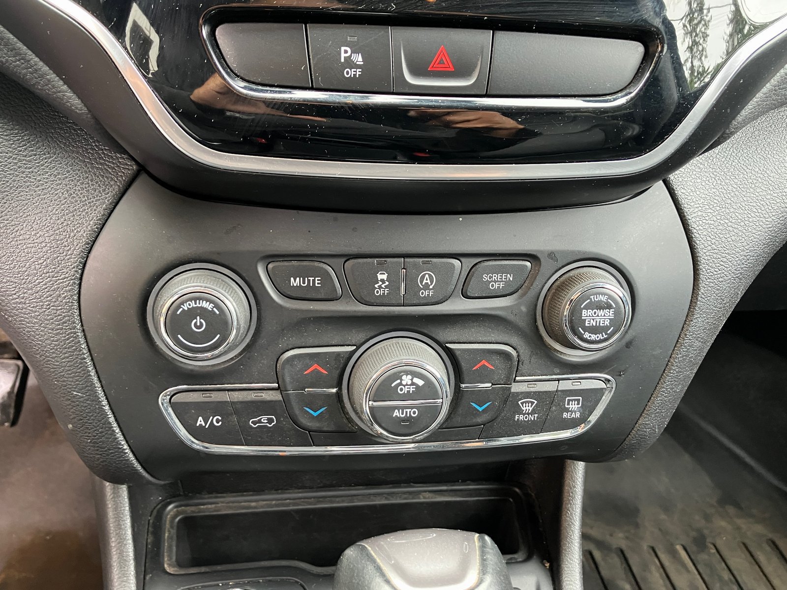 Used 2019 Jeep Cherokee Limited AWD/4WD image 24
