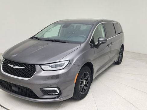 Used 2023 Chrysler Pacifica Touring-L FWD image 1