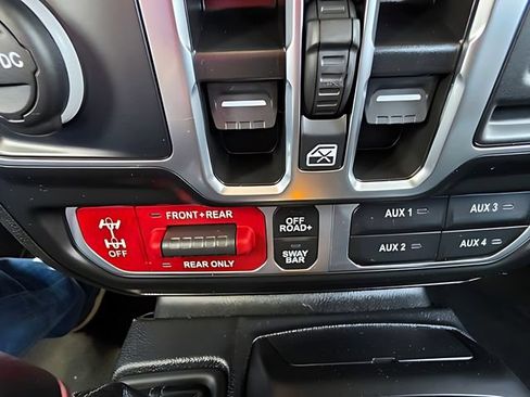 Used 2025 Jeep Wrangler Unlimited Rubicon AWD/4WD image 21