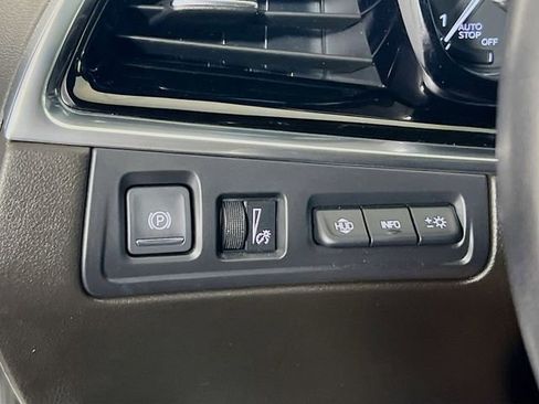 Used 2022 Cadillac XT6 Premium Luxury w/ Technology Package FWD image 12