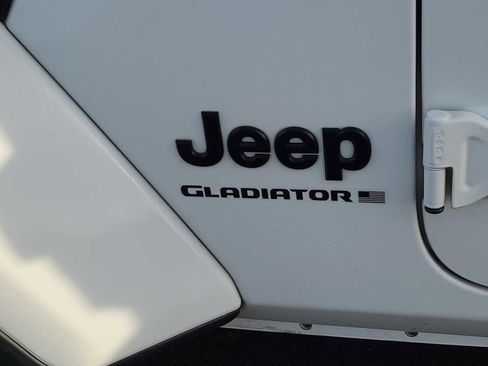 Used 2023 Jeep Gladiator Sport image 15