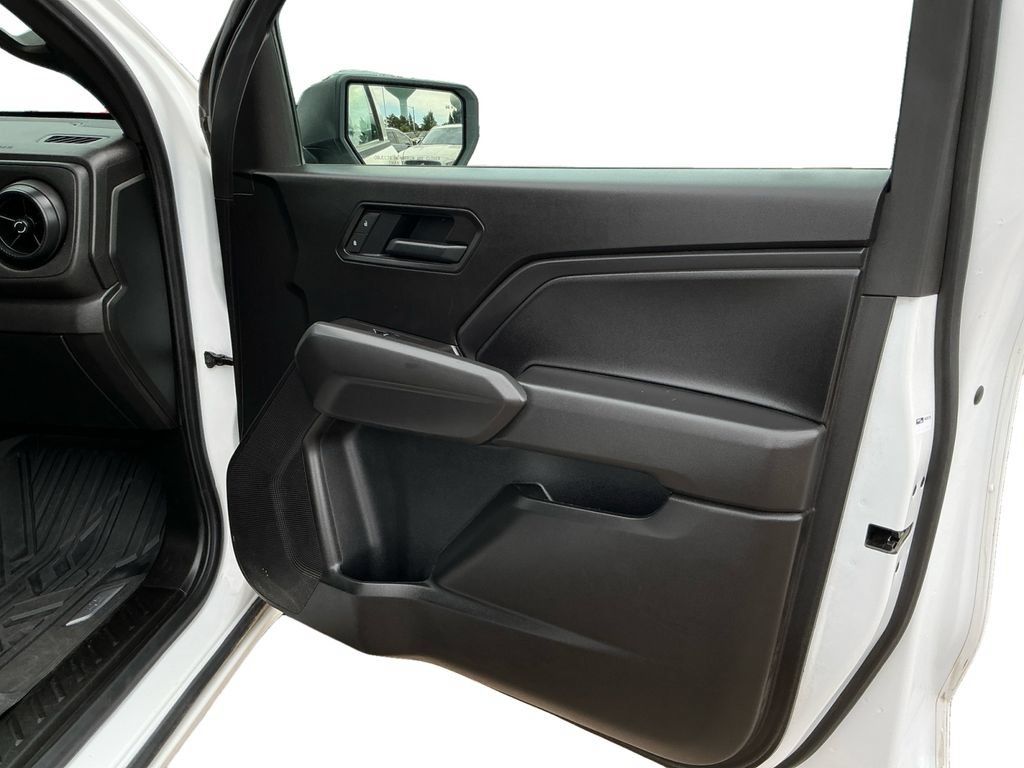 Used 2025 Chevrolet Colorado W/T w/ Advanced Trailering Package AWD/4WD image 17