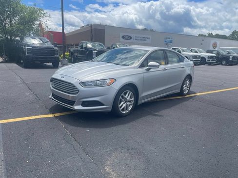 Used 2016 Ford Fusion SE FWD image 1