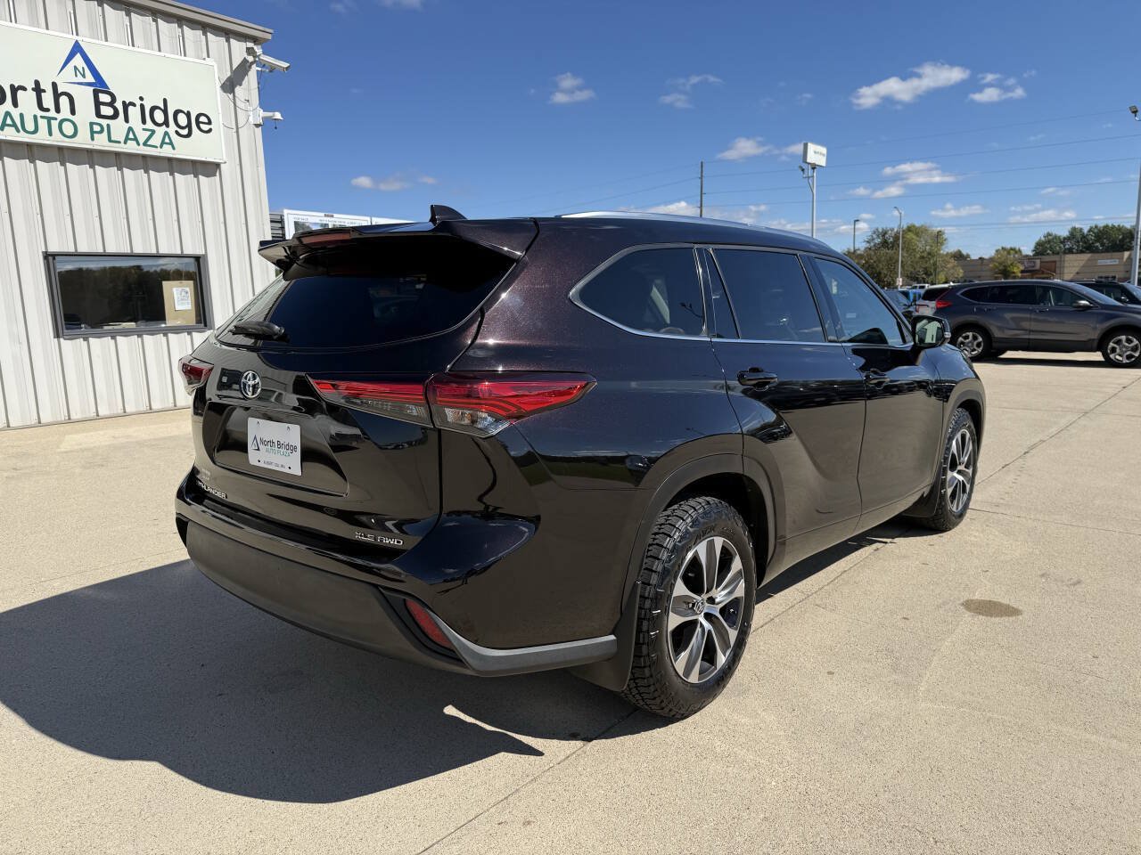 Used 2021 Toyota Highlander XLE AWD/4WD image 4