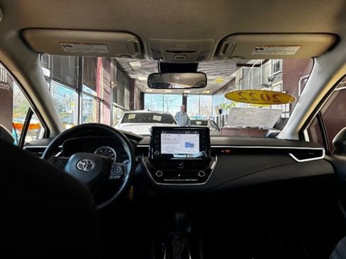 Used 2022 Toyota Corolla LE FWD image 29