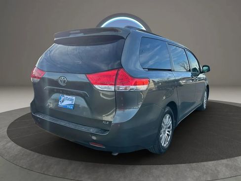 Used 2012 Toyota Sienna XLE FWD image 7