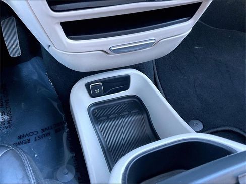 Used 2023 Chrysler Pacifica Touring-L image 31