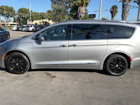 Used 2018 Chrysler Pacifica Touring-L FWD image 5