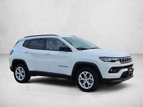 Used 2024 Jeep Compass Latitude image 3