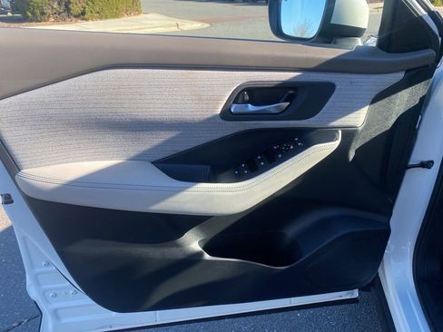 Used 2023 Nissan Rogue SV image 10