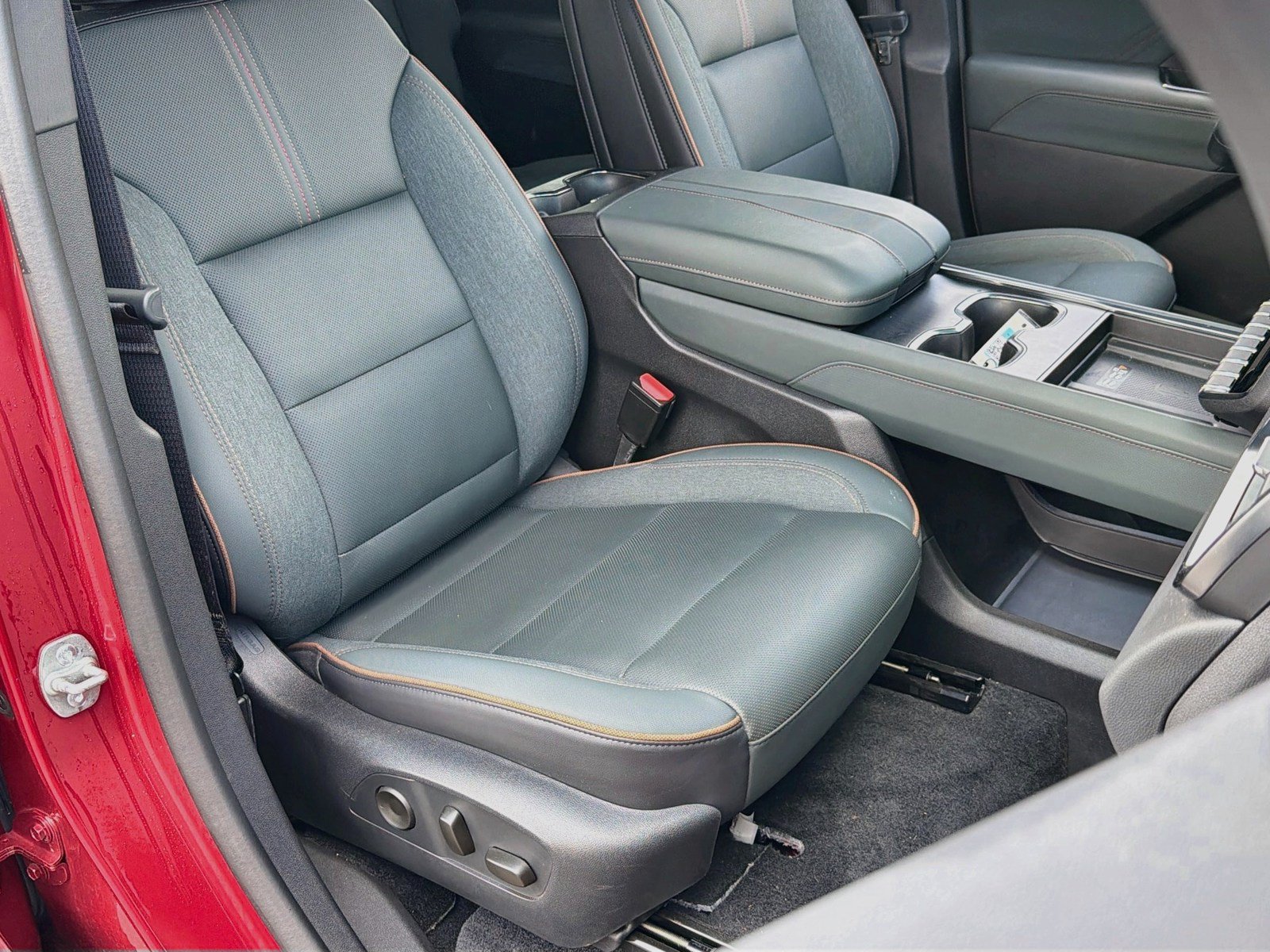 Used 2025 GMC Acadia AT4 AWD/4WD image 26