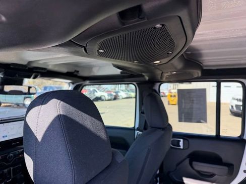 Used 2024 Jeep Gladiator Sport image 17