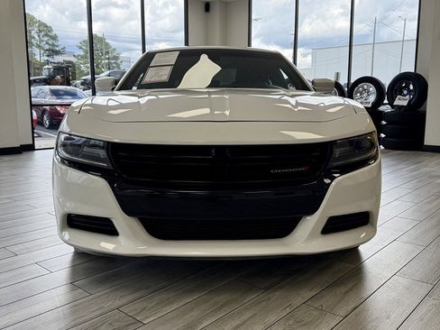 Used 2017 Dodge Charger SE image 2