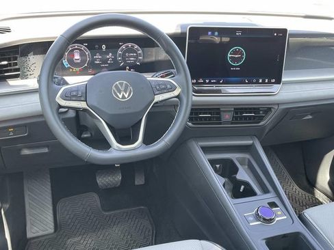 Used 2026 Volkswagen Tiguan SE w/ Panoramic Sunroof Package FWD image 6