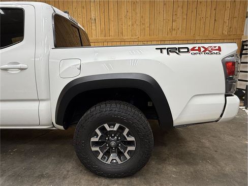 Used 2022 Toyota Tacoma TRD Off-Road w/ Technology Package AWD/4WD image 11