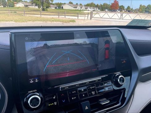 Used 2020 Toyota Highlander Limited FWD image 19