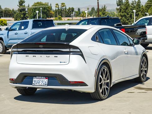 Used 2025 Toyota Prius Plug-In Hybrid FWD image 7