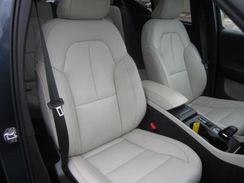 Used 2021 Volvo XC40 T5 Momentum image 14