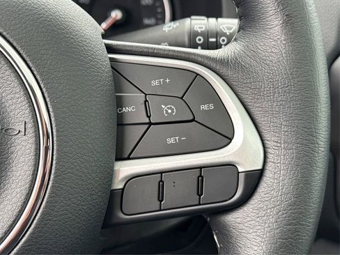 Used 2023 Jeep Renegade Latitude w/ Sun/Sound Group AWD/4WD image 30