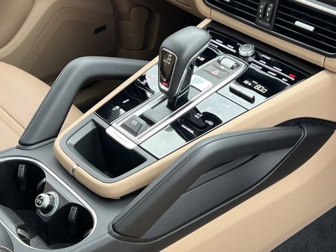 Certified 2023 Porsche Cayenne Platinum Edition image 34