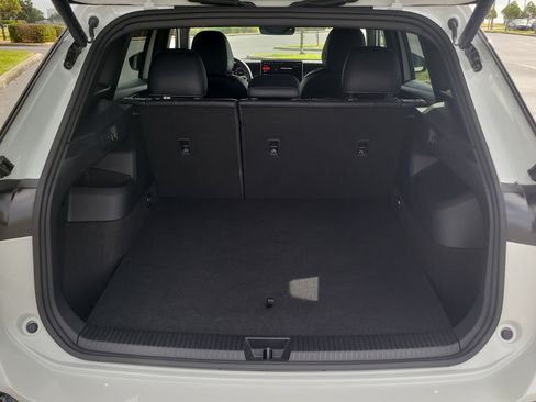 Used 2025 Volkswagen Tiguan SE R-Line FWD image 11