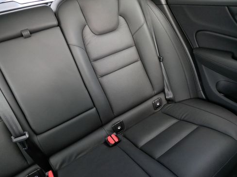 Used 2025 Volvo V60 B5 Cross Country Plus image 14