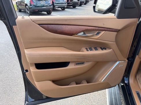 Used 2017 Cadillac Escalade Platinum image 22