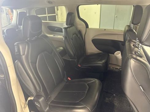 Used 2023 Chrysler Pacifica Touring-L FWD image 19