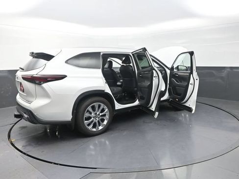 Certified 2025 Toyota Highlander Limited AWD/4WD image 46
