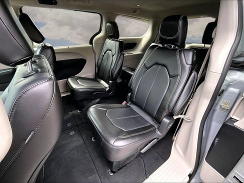 Used 2024 Chrysler Pacifica Touring-L FWD image 22