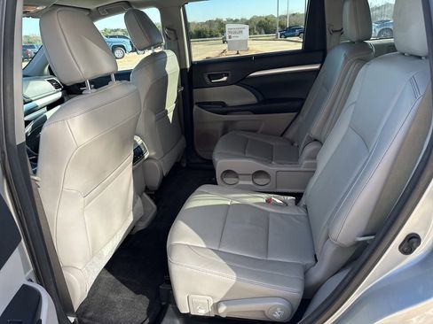 Used 2017 Toyota Highlander XLE image 15