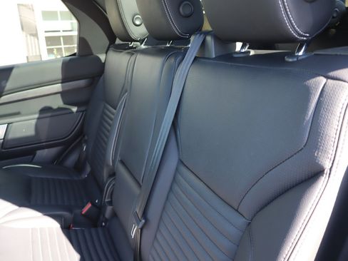 Used 2023 Land Rover Discovery S AWD/4WD image 27