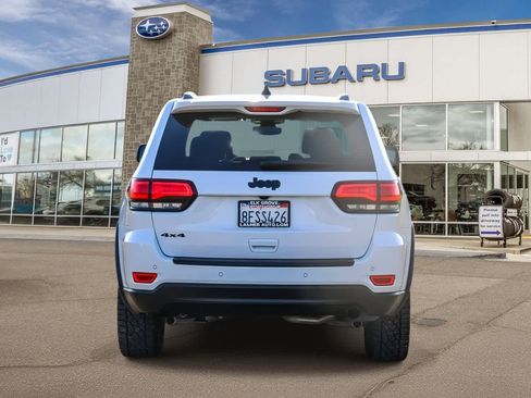 Used 2018 Jeep Grand Cherokee Laredo image 3