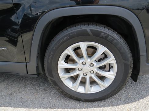 Used 2021 Jeep Cherokee Latitude FWD image 8