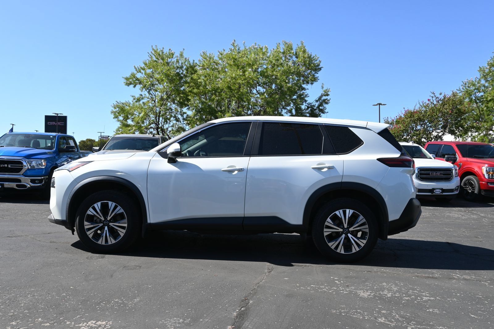 Used 2023 Nissan Rogue SV FWD image 4