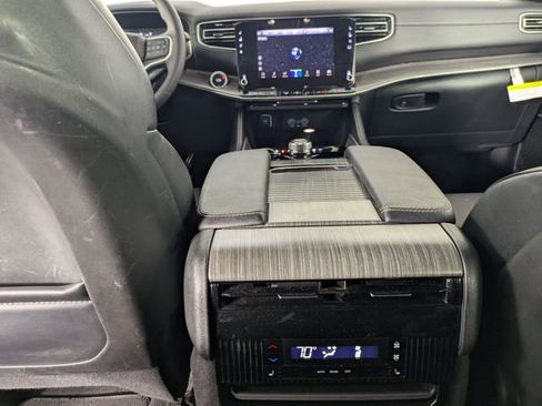 Certified 2024 Jeep Wagoneer L Series II w/ Flexible Seating Group image 28