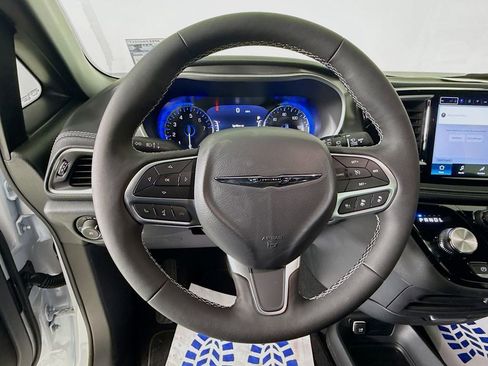 Used 2025 Chrysler Pacifica Select image 11