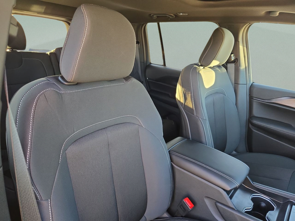 New 2025 Jeep Grand Cherokee Laredo X w/ Luxury Tech Group I AWD/4WD image 32
