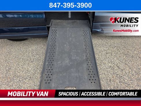 Used 2021 Chrysler Pacifica Touring-L w/ Uconnect Theater Family Group FWD image 18