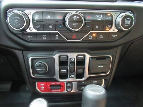 Used 2020 Jeep Gladiator Rubicon w/ Dual Top Group AWD/4WD image 28